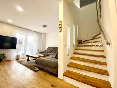 Wow!! Modernes Haus mit Pool , Eigengarten, Poolhaus in Pinsdorf!