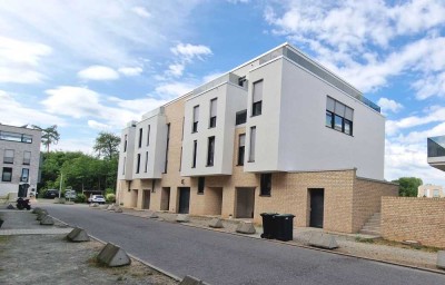 Wohnen wie in einem Reihenhaus: Helle 4-Zimmer m. gr. Terrasse inklusive TG-Platz!