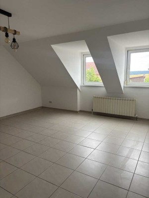Gepflegte 2-Zimmer-DG-Wohnung mit Einbauküche in Regenstauf-Steinsberg