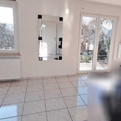 Grosszügige, helle 3,5-Zimmer-EG-Wohnung mit gehobener Innenausstattung mit Balkon und EBK in Köngen