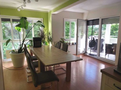 Schicke Wohnung mit großem Balkon in ruhiger, gepflegter Lage !!!