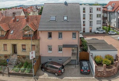 Zentrale Lage trifft sanierten Zustand - interessante Doppelhaushälfte mit einer top Anbindung!