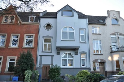 Bockum-Stadtwaldnähe: süße Dachgeschosswohnung mit Einbauküche für eine Person!