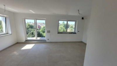 Neubau-Erstbezug: 2-geschossige 5-Zi.-Wohnung (EG+Souterrain) mit XXL-Terrasse, gr. Garten und EBK