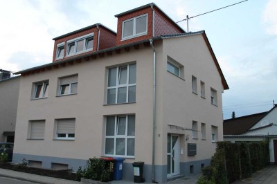 Schöne helle 3,5 Zimmer Wohnung neu saniert EBK, FBH