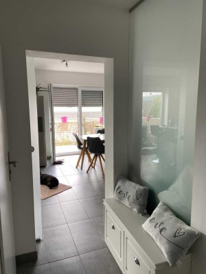 Moderne 4-ZKB-Maisonettewohnung mit hochwertiger Ausstattung, 2 Balkonen & Stellplatz – Erstbezug na