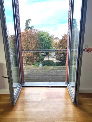 Helle Wohnung, Balkon, Einbauküche, barrierefrei, in historischem Gebäude