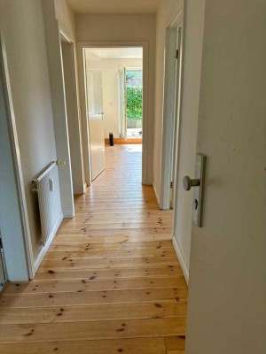 Stilvolle, modernisierte 2,5-Zimmer-Erdgeschosswohnung mit EBK in Bad Oldesloe