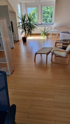 Geräumige und neuwertige 2-Zimmer-DG-Wohnung mit Balkon und Einbauküche in Darmstadt, teilmöbliert