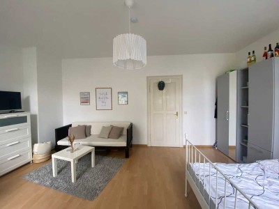 Schönes WG Zimmer in 3er Frauen WG mit Dachterrasse und EBK in Baden-Baden