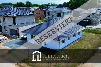 RESERVIERT: EBENERDIG WOHNEN: Neubau-Bungalow in Neumünster.