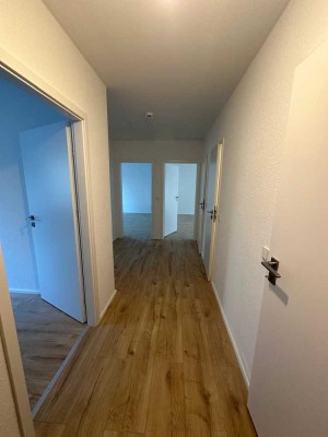 bezugsfreie, renovierte 3-Zimmerwohnung mit Balkon und Aufzug