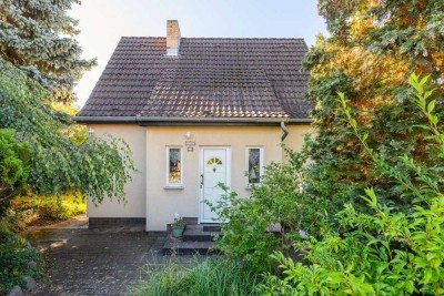 Einfamilienhaus zentrumsnah in Neuenhagen: Remise, Einbauküche, Kamin, Carport, teilbares Grundstück