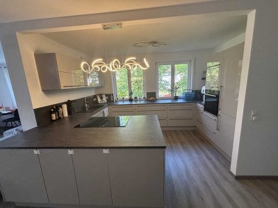 Moderne, helle 2,5 Zimmer mit Balkon Wohnung zu vermieten