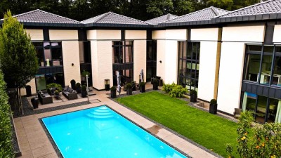 Repräsentative Poolvilla bestehend aus 5 Baukörpern in exklusiver und ruhiger Grünlage