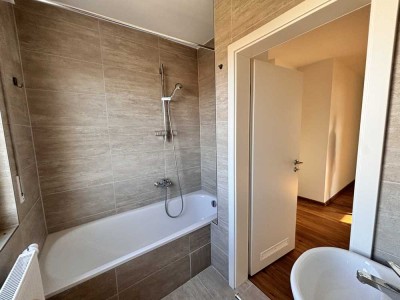 Frisch sanierte 2 Zimmer Wohnung mit gehobener Ausstattung!