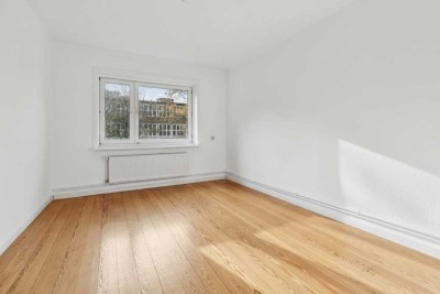 Ruhige, sonnendurchflutete 2,5-Zimmer-Altbauwohnung mit Tageslichtbad