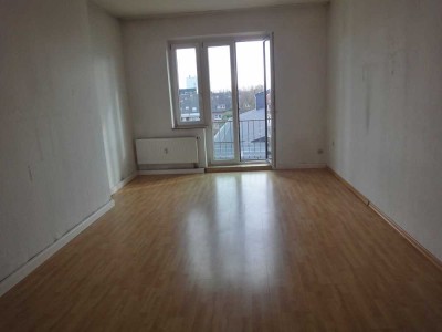 Schöne Altbauwohnung mit großer Küche in der City!