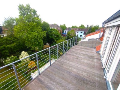 VON PRIVAT: Helle, möblierte Altbau-Dachterrassenwohnung (3 Zi.) in Altbremer Haus, Blick ins Grüne