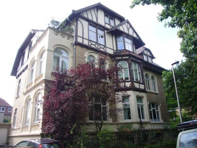 KOMFORTABLE 6-ZIMMER-ALTBAUWOHNUNG