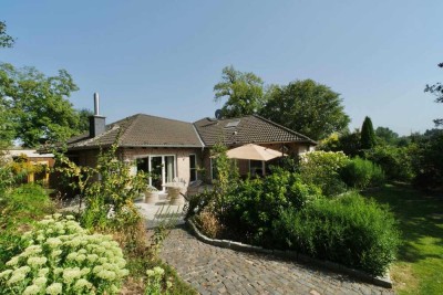 Ihr Rückzugsort im Grünen: moderner Bungalow mit großem Garten & Privatsphäre