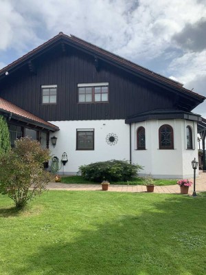 PROVIVIONSFREI - Geräumiges, preiswertes 8-Zimmer-Einfamilienhaus mit geh. Innenausstattung