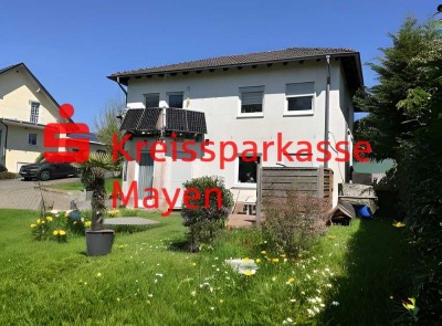 Einfamilienhaus mit Garage und Carport in schöner Ortsrandlage.