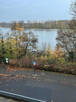 Rheinblick : sonnige 2-Zimmer-Wohnung mit Panoramablick in Köln-Porz