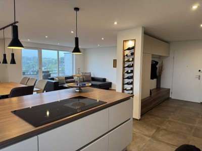 Vollständig renovierte Wohnung mit vier Zimmern sowie Balkon und EBK in Leonberg