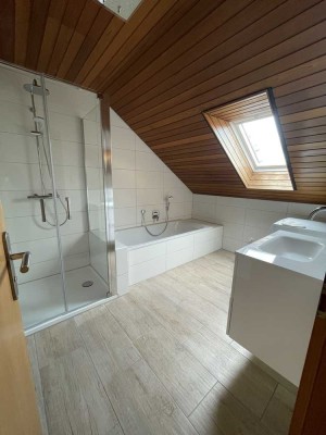 Attraktive 4,5-Zimmer-Dachgeschosswohnung mit Balkon und EBK in Frensdorf