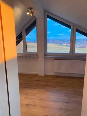 Modernisierte 2 ZKB Dachgeschosswohnung