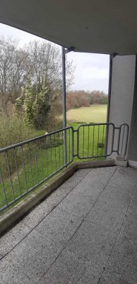 Großzügige Wohnung mit Balkon und Blick ins Grüne