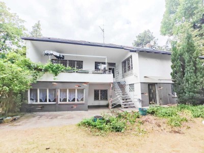Einfamilien- / Mehrfamilienhaus mit Pool, Terrasse und 4 Garagen in Berlin-Hermsdorf