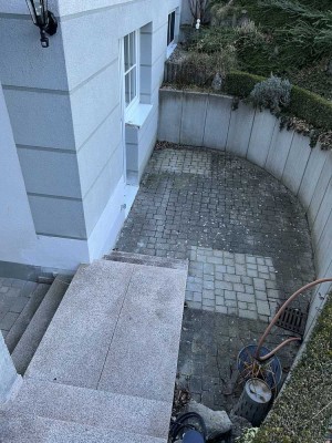 Sanierte Wohnung mit zwei Zimmern sowie einer Terrasse und Einbauküche in Friedberg