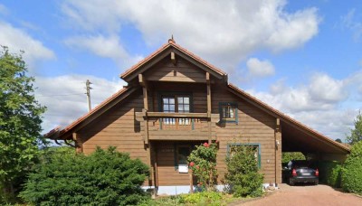 Wohnliches Holzhaus mit großzügigem Grundstück