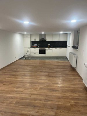 Modernisierte Wohnung mit dreieinhalb Zimmern und EBK in Kaiserslautern
