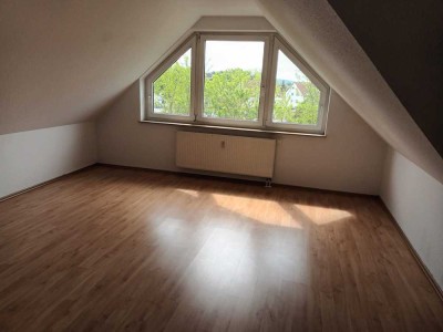3-Zimmer-Wohnung in ruhiger Grünlage, 2 Garagen