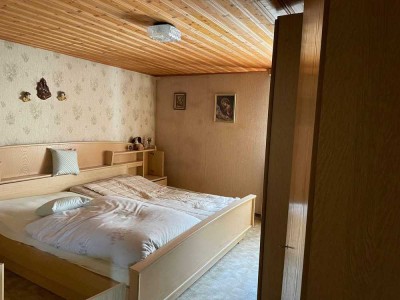 Charmantes, sanierungsbedürftiges Bauernhaus mit großem Garten und Nebengebäuden – eine Oase mit vie