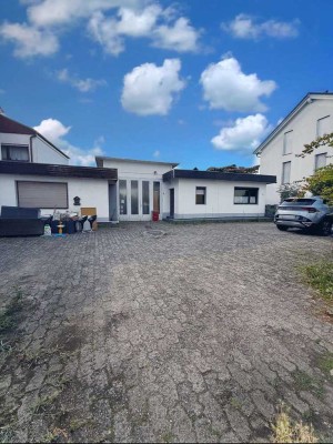 Attraktives Grundstück mit Bungalow und Gewerbefläche – Neubebauung oder Abrisspotenzial