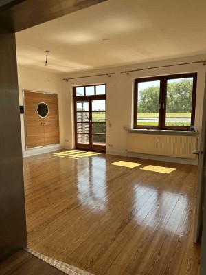Attraktive und gepflegte 5,5-Zimmer-Hochparterre-Wohnung mit Balkon und EBK in Hamburg Kirchwerder