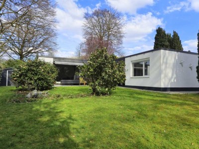 FURNISHED BUNGALOW! Modernized house with a beautiful garden right next to the park