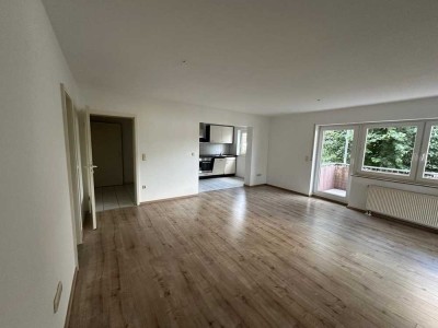 Stilvolle, gepflegte 3-Zimmer-Wohnung mit Balkon, Einbauküche und TG-Stellplatz in Niederhöchstadt