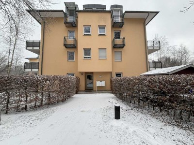 Freie, gemütliche 2-Zi.-Dachterrassenwohnung, zentral & mitten im Grünen