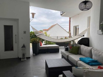 Exklusive Altbauwohnung mit Blick aufs Wasser & großzügiger Dachterrasse