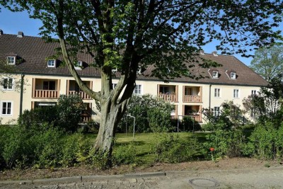 Erdgeschosswohnung mit Loggia und Tageslichtbad // EG rechts