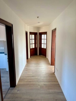 Helle, sanierte 4-Zimmer DG-Wohnung in zentraler Lage