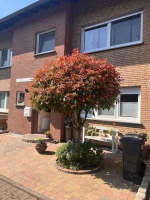Reihenmittelhaus++gepflegt++neue Fenster++modernes Bad++großes Dachstudio++Garage++Garten++ usw.....