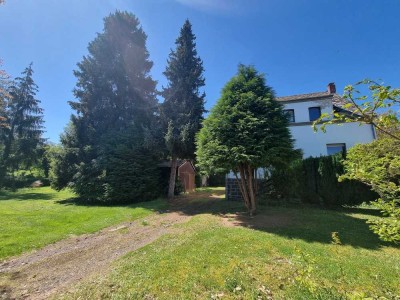 Traumhaftes Grundstück mit sanierungsbedürftigem Haus und Nebengebäude
