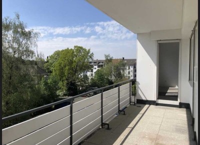 Schöne, renovierte 4,5-Zimmer-Wohnung mit gehobener Innenausstattung mit Balkon in Remscheid