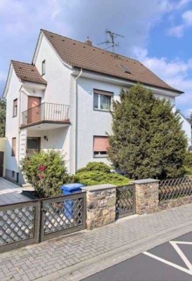 Kompaktes Zweifamilienhaus mit Garage, Terrasse, Balkon & Garten in schöner Lage von Groß-Gerau